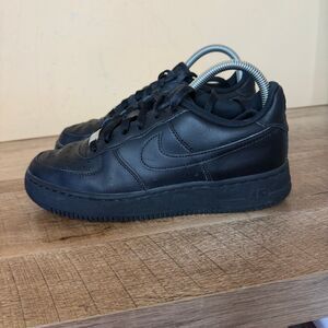 BOYS NIKE AIR FORCE ONE SNEAKERS SIZE 6Y triple black shoes